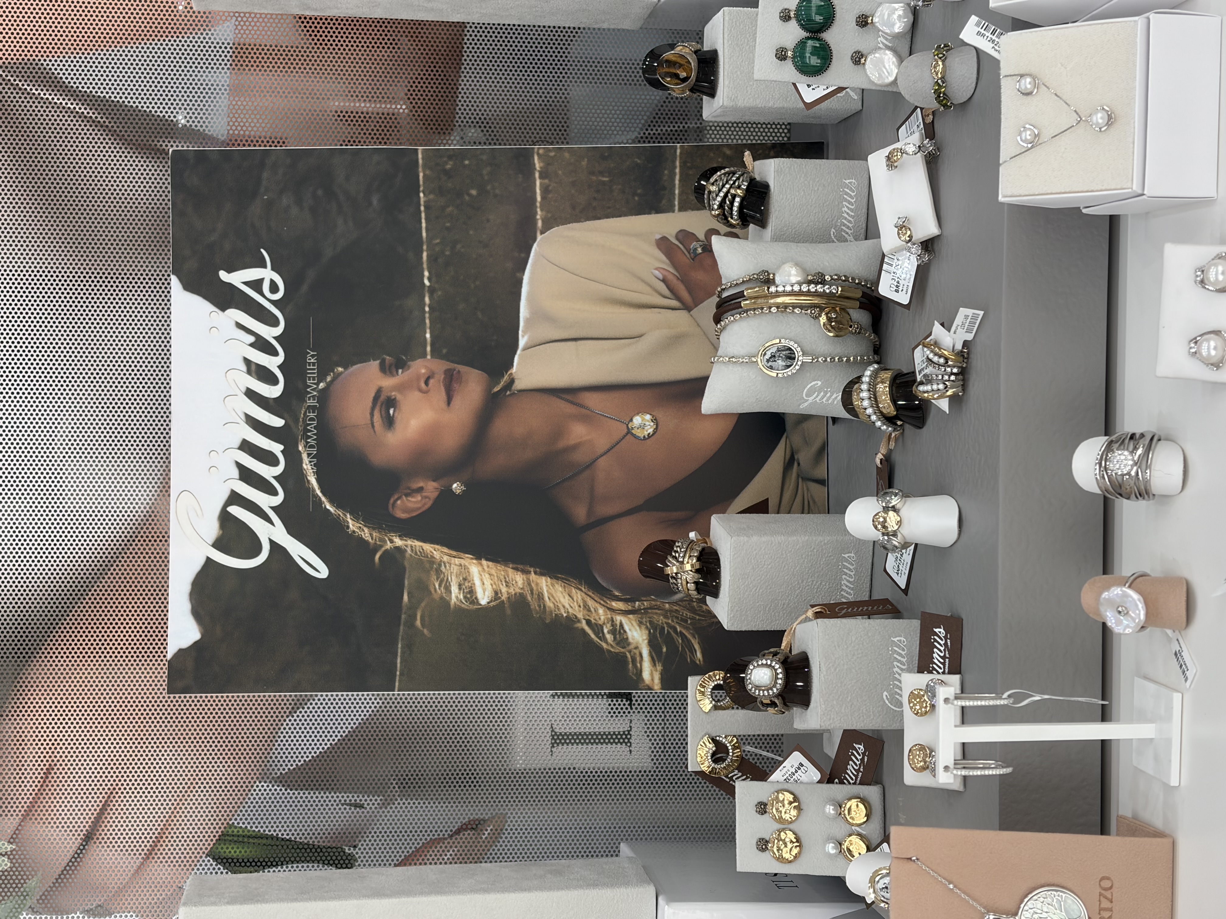 Design exclusivo de joias em exposição